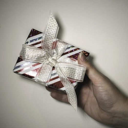 小方巾大变身,从通勤到派对,一巾搞定所有场合