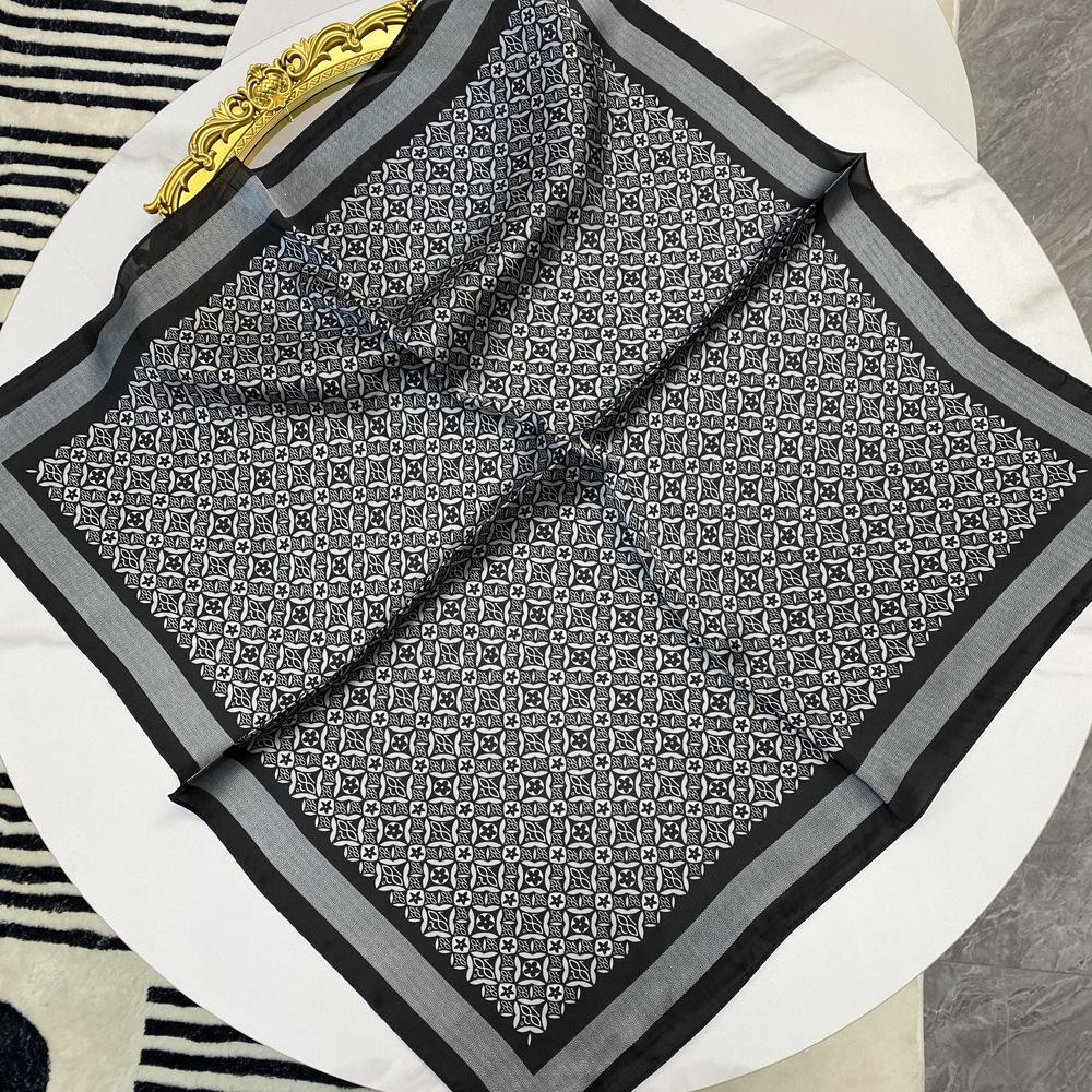 复古时尚新风潮 70cm加密丽锦缎方巾的多重魅力